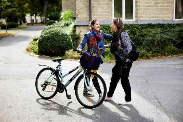 Students with bikes outside of Gamla kirurgen